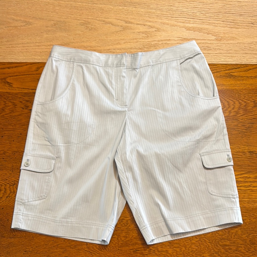 IZOD Women’s Gray Cargo Shorts. Size 8